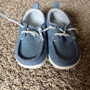 Toddler boys boat shoes.